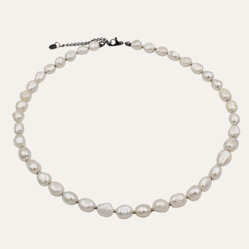 Detailed Pearl Necklace – Monochromatic Detailed Pearl Necklace – Monochromatic
