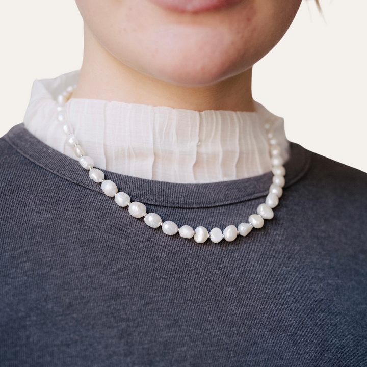 Detailed Pearl Necklace – Monochromatic Detailed Pearl Necklace – Monochromatic